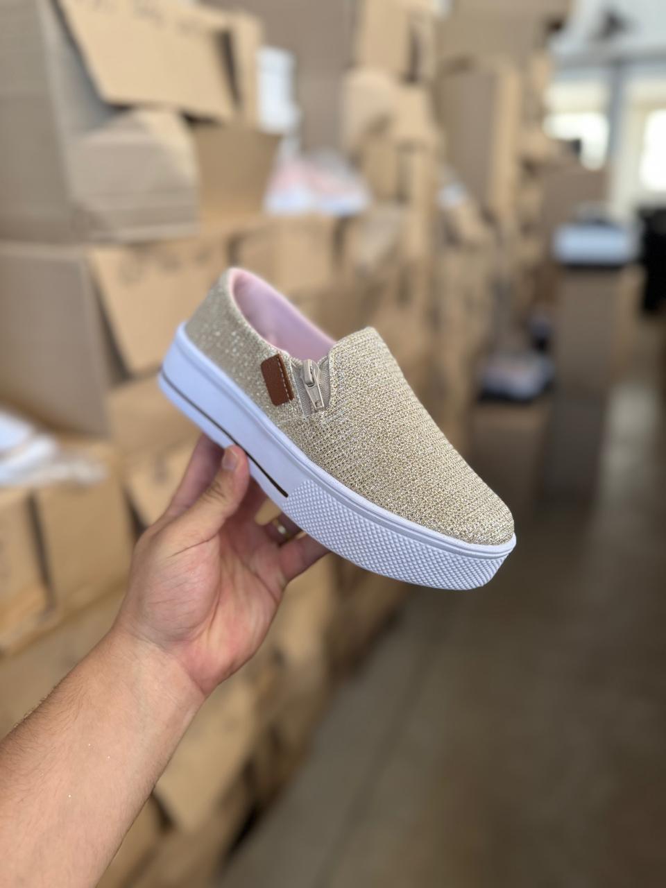 tenis sem cadarço com brilho dourado numero 37